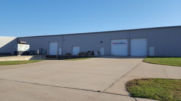 Industrial For Lease: 925 Marthas Way, Hiawatha, IA 52233